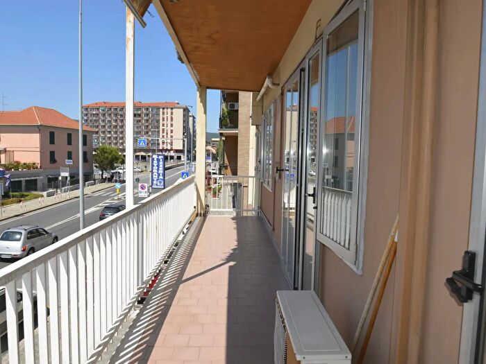 Appartamento trilocale in vendita in Via Aurelia, Vado Ligure