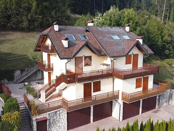 Appartamento quadrilocale in vendita in Via Verenetta, Roana