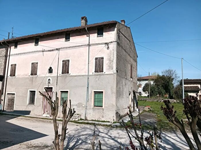 Casa con 5 locali in affitto in Strada Sale, Monzambano