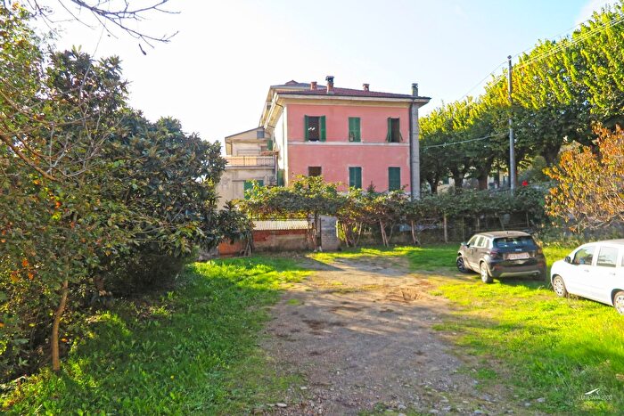 Casa con 15 locali in vendita in Bagnone
