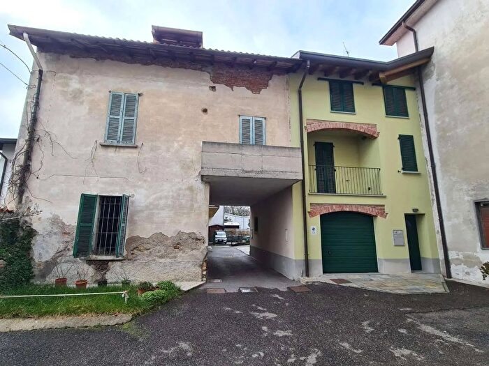 Casa quadrilocale in vendita in Via Roma Brenna, Brenna