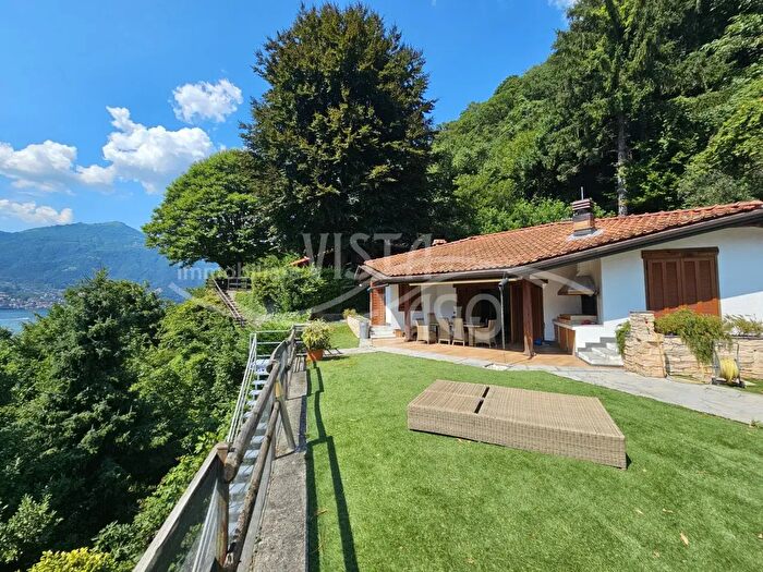 Casa quadrilocale in vendita in Via Borgonuovo, Nesso