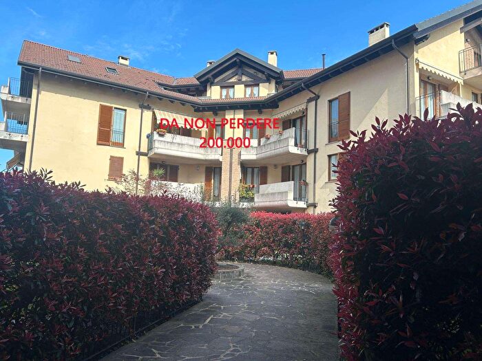 Appartamento trilocale in vendita in Via Enrico Cialdini, Busto Arsizio