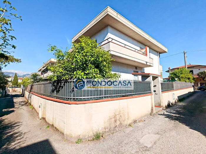 Casa con 5 locali in vendita in Via Puliche, Massa