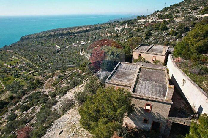 Casa con 10 locali in vendita in Contrada Gravaglione, Mattinata