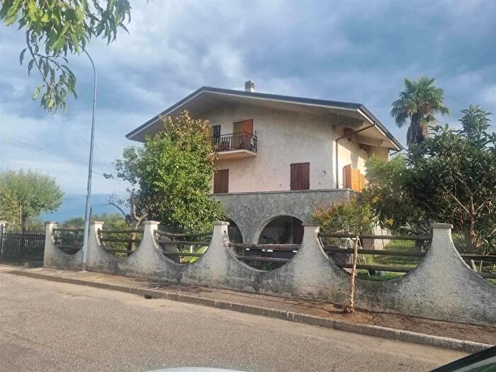 Casa con 12 locali in vendita in Agazzano