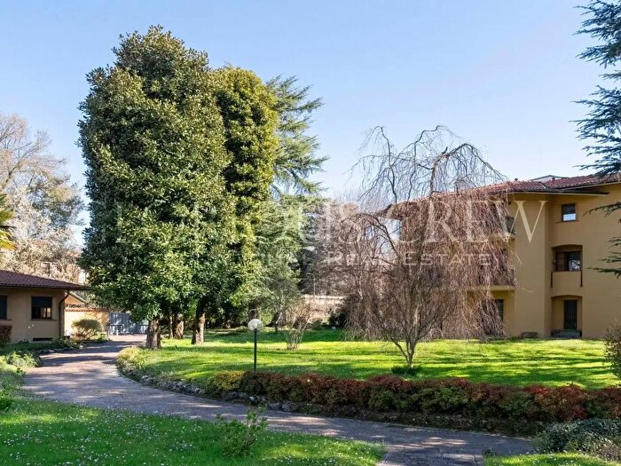 Appartamento quadrilocale in vendita in Via Rovani, Monza