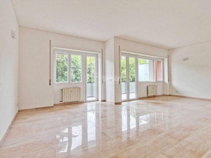 Appartamento con 5 locali in affitto in Via TUSCIA, Fleming, Roma