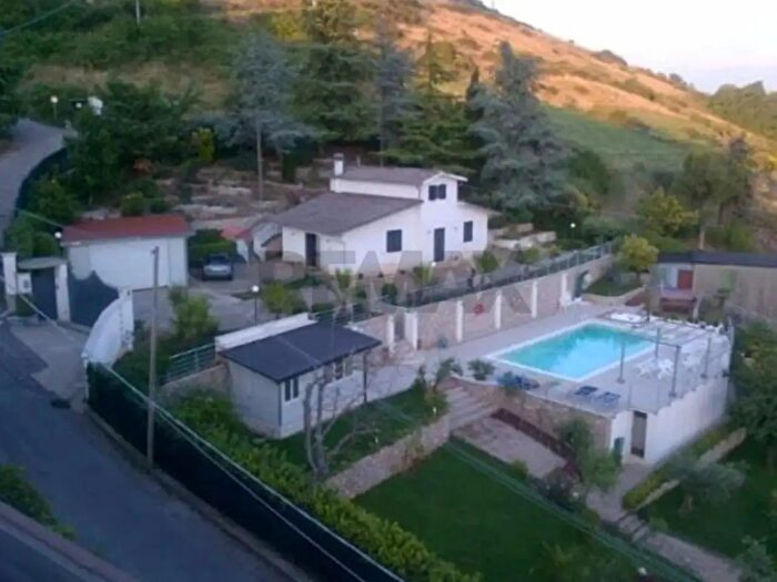 Casa con 10 locali in vendita in Via Capodimonte, Acuto