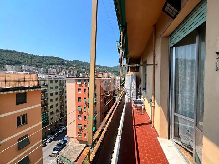 Appartamento trilocale in vendita in Via Monte Rosa, Genova