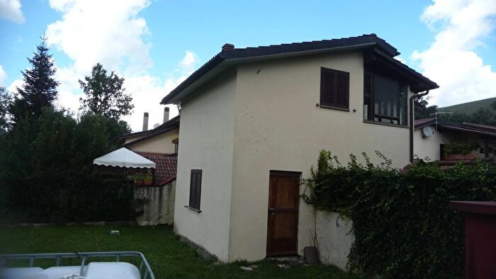 Appartamento quadrilocale in vendita in Frazione Villa Gizzi Leonessa Rieti, Leonessa
