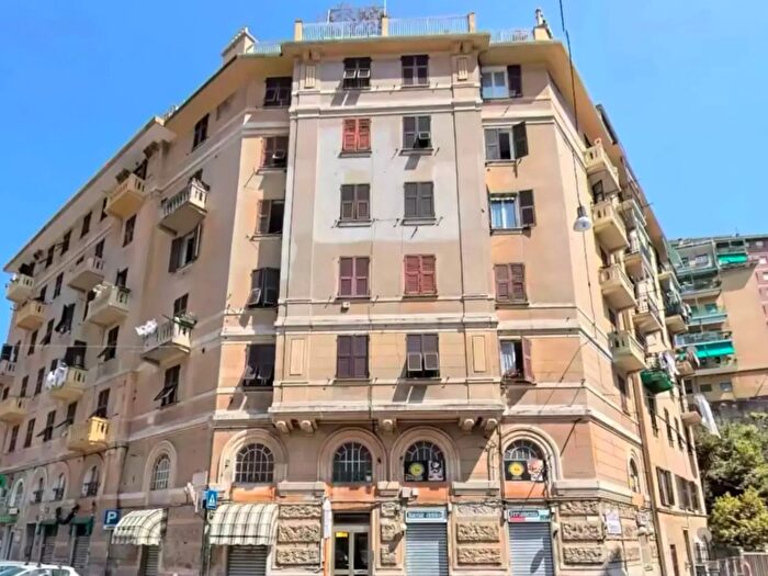 Appartamento con 6 locali in vendita in Largo Augusto Merlo, Genova