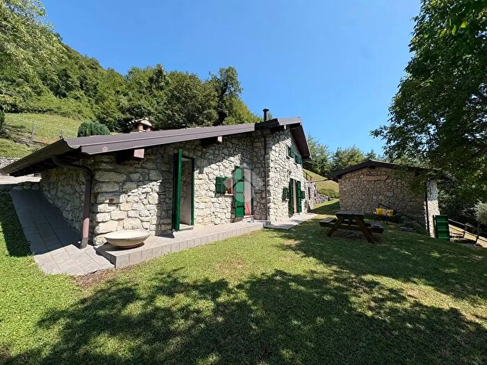 Casa quadrilocale in vendita in Località Cajane, Berzo San Fermo