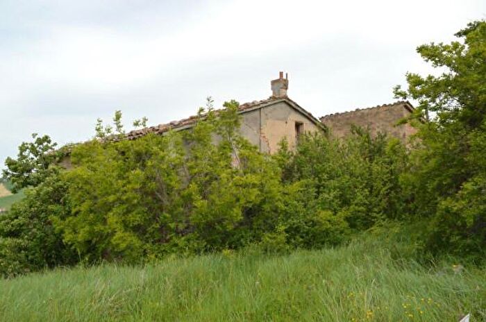 Casa con 6 locali in vendita in Frazione Magnadorsa, Arcevia