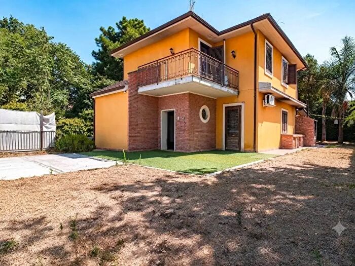 Casa con 7 locali in vendita in Via Eduardo De Amicis, Trecastagni