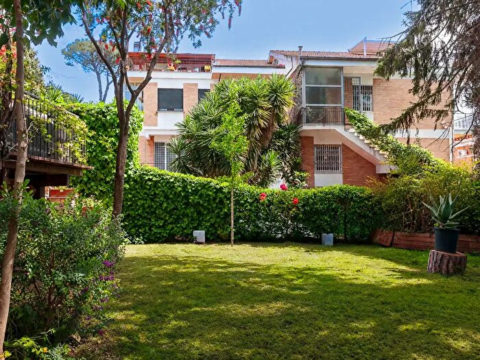 Casa con 8 locali in vendita in Vai Edgardo Negri, Roma