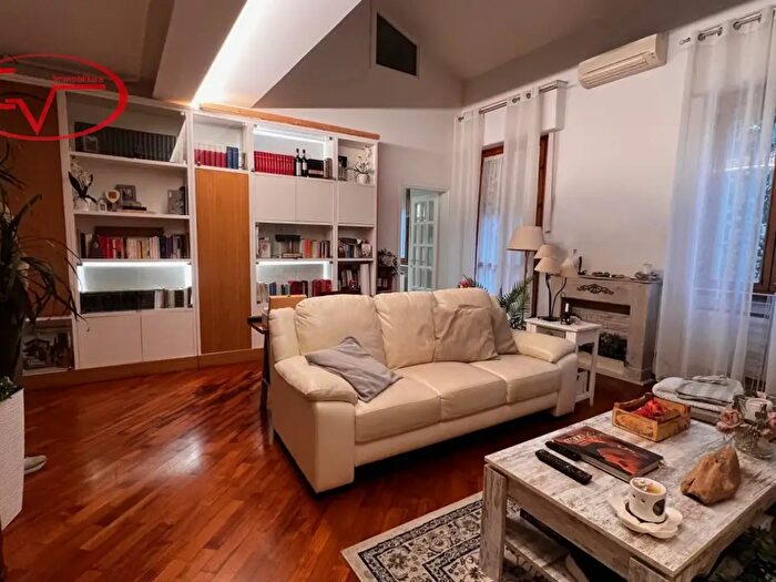 Appartamento con 5 locali in vendita in Via Francesco Petrarca, Montevarchi