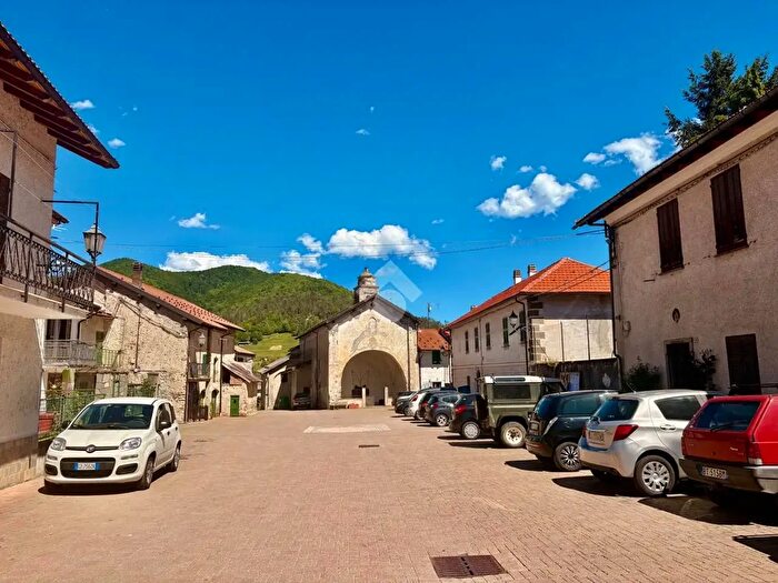 Appartamento con 5 locali in vendita in Piazza del Rosario, Calizzano