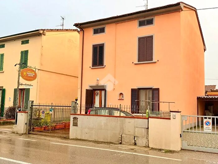 Casa con 7 locali in vendita in Via IV Novembre, Quarrata