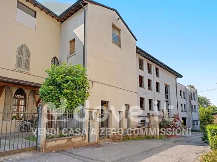 Casa con 6 locali in vendita in Via Luigi Semenza, Verolanuova