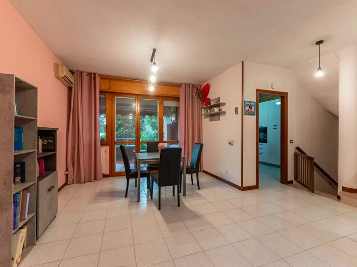 Casa con 5 locali in vendita in Via Agosto M, San Pietro In Casale