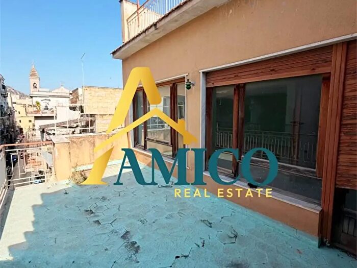 Casa con 8 locali in vendita in Via Pirrone, Bagheria
