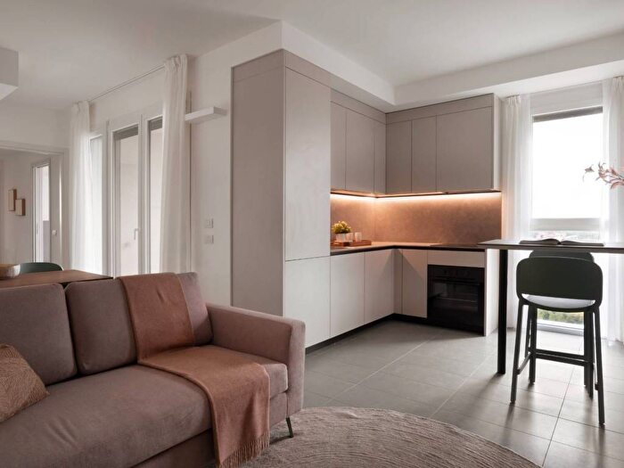 Appartamento trilocale in affitto in Via dei Calchi Taeggi, Bisceglie, Milano