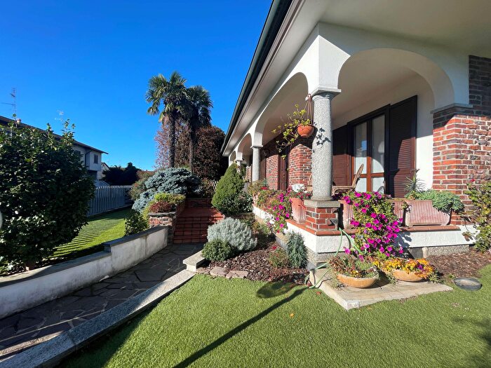 Casa con 7 locali in vendita in Cameri