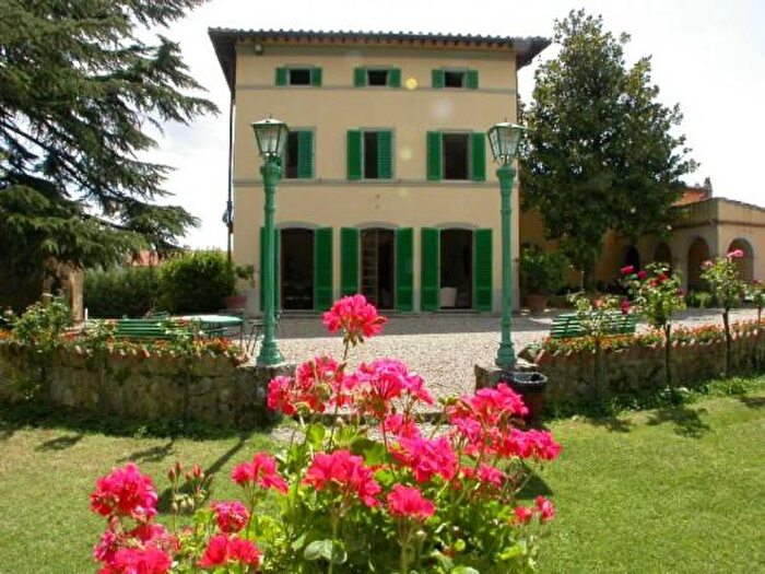 Casa con 6 locali in vendita in Bucine