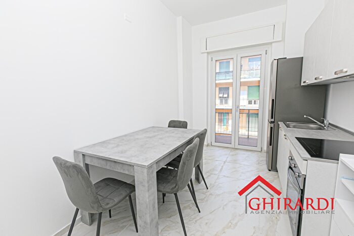 Appartamento con 6 locali in affitto in Via Giacomo Puccini, Genova