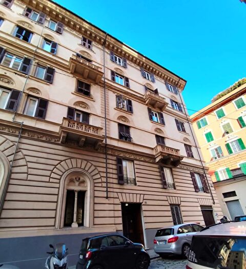 Appartamento con 5 locali in affitto in Via Curtatone, Genova