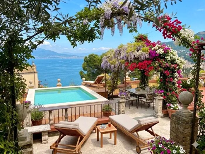 Casa con 6 locali in vendita in Vico Equense