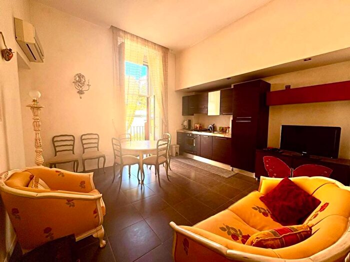 Appartamento trilocale in vendita in Via Santa Teresa degli Scalzi, Stella Materdei, Napoli