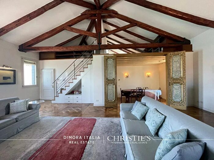 Appartamento con 10 locali in affitto in Venezia