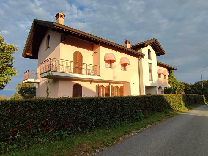 Casa quadrilocale in affitto in Via per Gignese, Stresa
