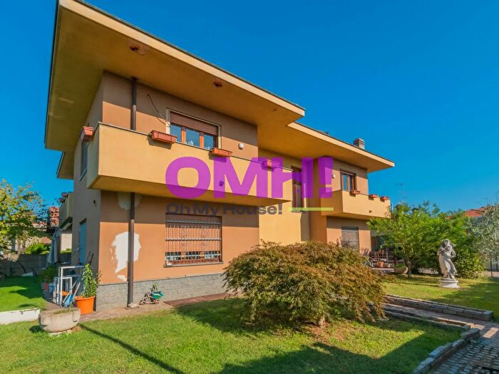 Appartamento con 7 locali in vendita in Via Po, Castano Primo