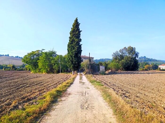 Casa con 7 locali in vendita in Fossombrone