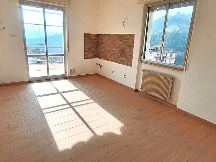 Appartamento con 8 locali in affitto in Campomorone