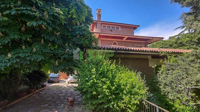 Casa con 17 locali in vendita in Strada Grotte Chieti, Chieti