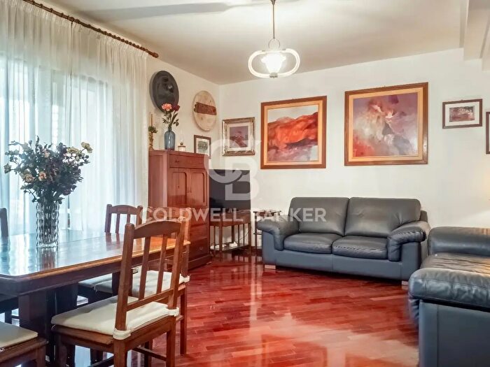 Appartamento trilocale in vendita in Via Trasaghis, Roma