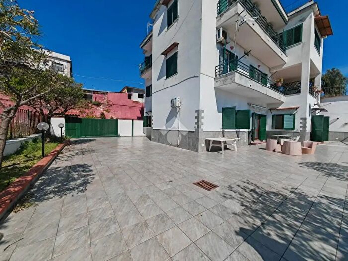 Appartamento quadrilocale in affitto in Traversa Italia, Pozzuoli