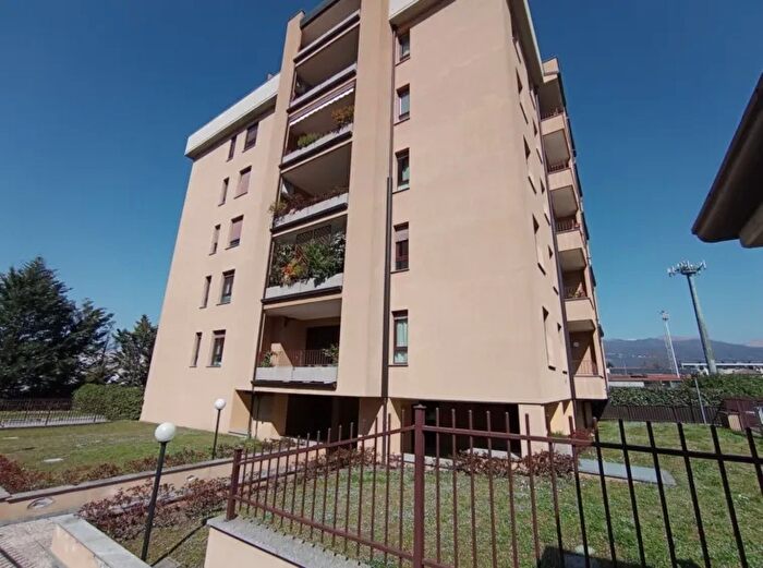 Appartamento bilocale in vendita in Via Luciano Roncoroni Acquanera Como Lombardia Italia, Como