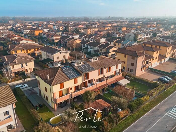 Casa quadrilocale in vendita in Via Grecia, Curtatone