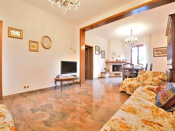 Appartamento con 5 locali in vendita in Strada delle Ginestre, Siena