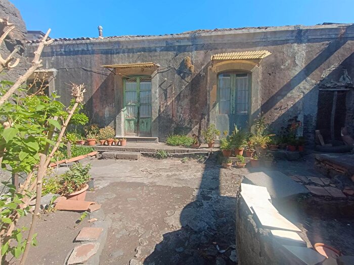 Casa con 6 locali in vendita in Via Piave, Nicolosi