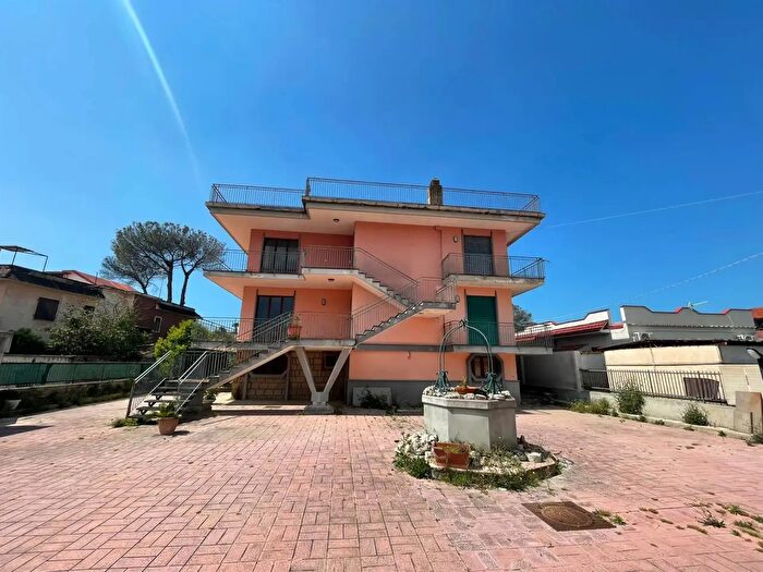 Casa con 9 locali in vendita in Viale Stefano da Verona, Castel Volturno
