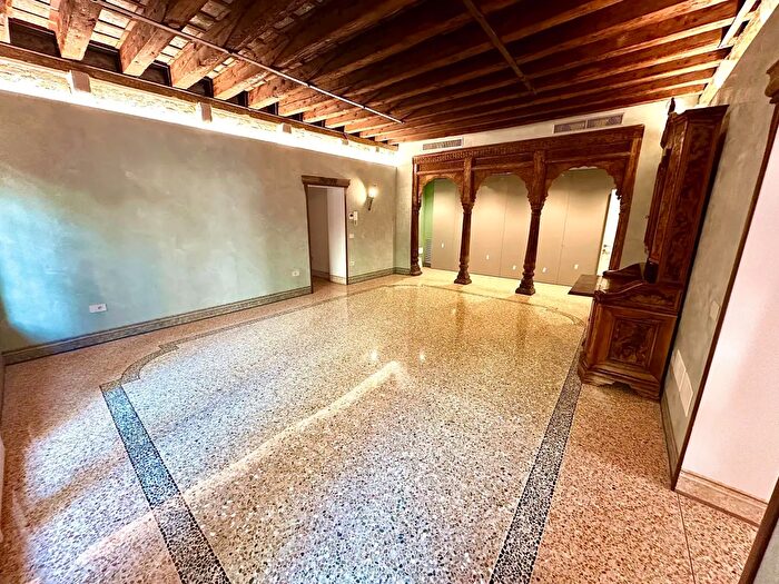 Appartamento con 8 locali in vendita in Campo San Polo, Venezia