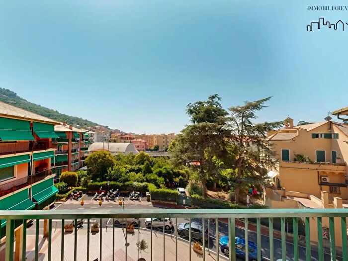 Appartamento trilocale in vendita in Finale Ligure