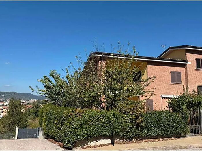 Casa con 9 locali in vendita in Via Montepulciano, Perugia