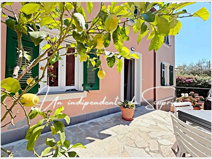 Appartamento con 7 locali in vendita in Via Inferiore Perasso, Genova